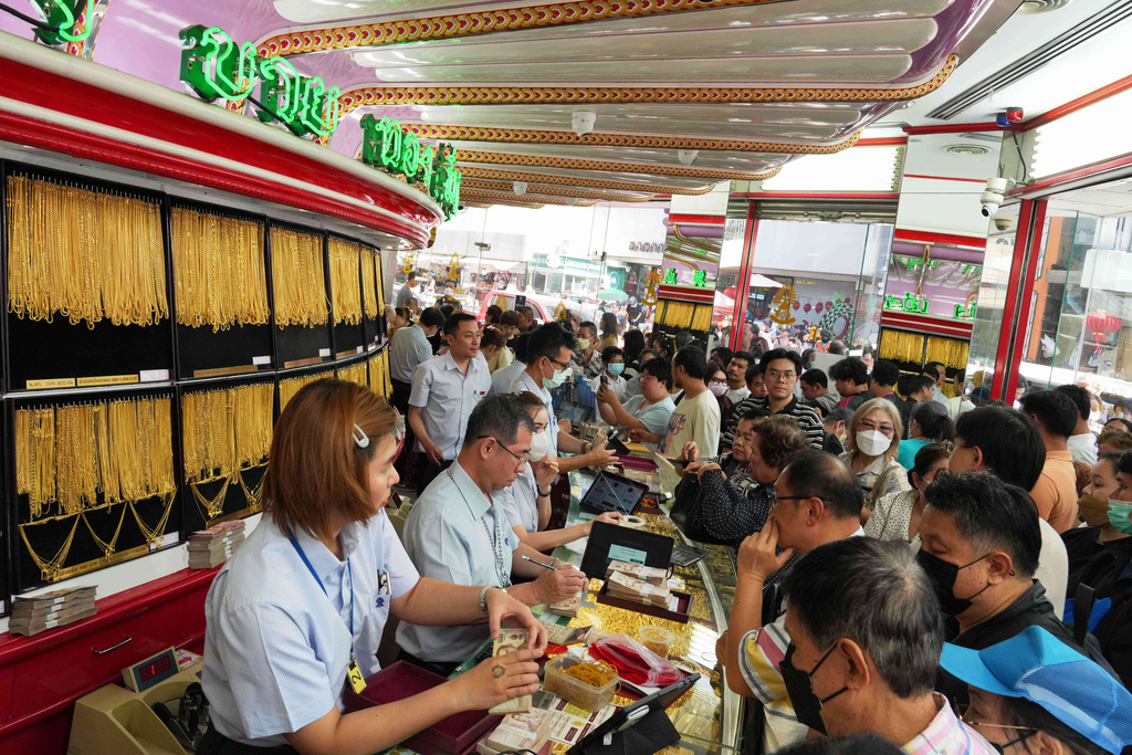 Customers crowd a gold shop in Bangkok, Thailand, Thursday, Jan. 29, 2026. (AP Photo/Sakchai Lalit)