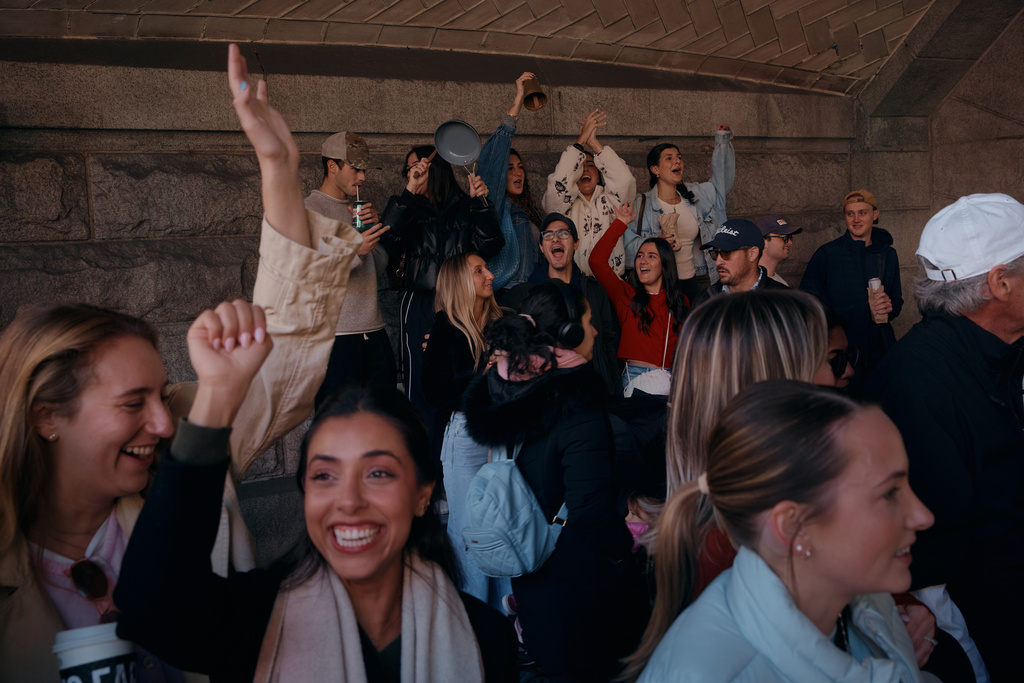 People cheer as runners pass by during the New York City Marathon in New York, Sunday, Nov. 2, 2025. (AP Photo/Andres Kudacki)