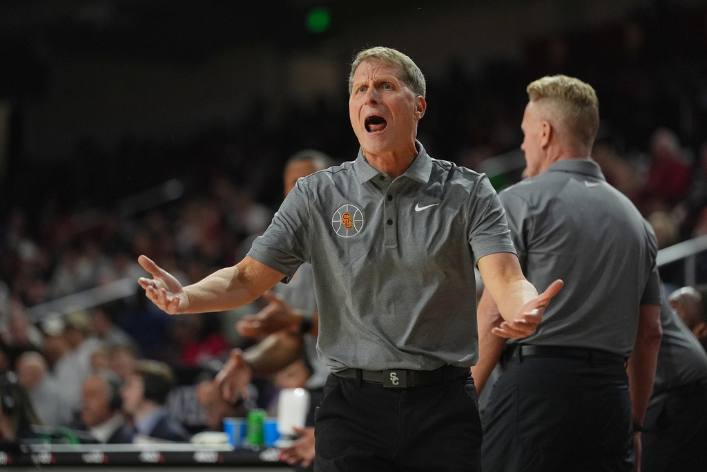Southern California head coach Eric Musselman reacts after a play against Oregon in the second half of an NCAA college basketball game Saturday, Feb. 21, 2026, in Los Angeles. (AP Photo/Damian Dovarganes)