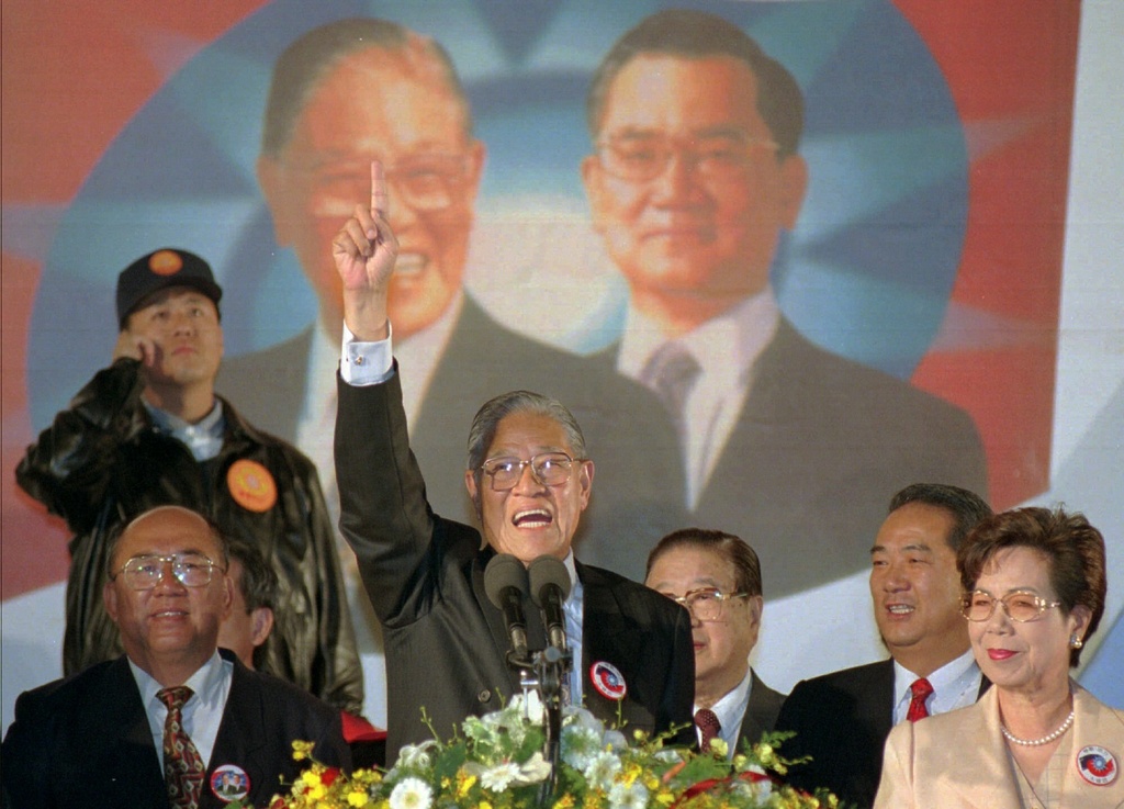 FILE - President Lee Teng-hui flashes a No. 1 signal before he makes a victory address outside the Nationalist Party headquarters in Taipei Saturday, Mar. 23, 1996. (AP Photo/Vincent Yu, File)