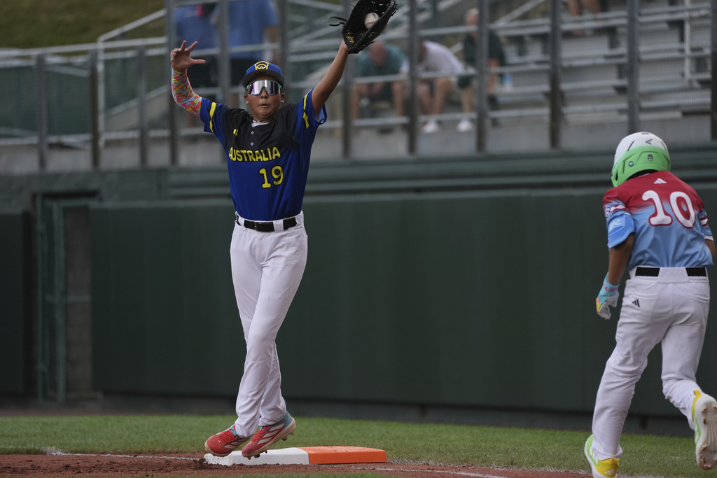Australia's Monica Arcuri makes the catch at first base against Panama, during the first inning of a baseball game at the Little League World Series, Wednesday, Aug. 13, 2025, in South Williamsport, Pa. (AP Photo/Caleb Craig)