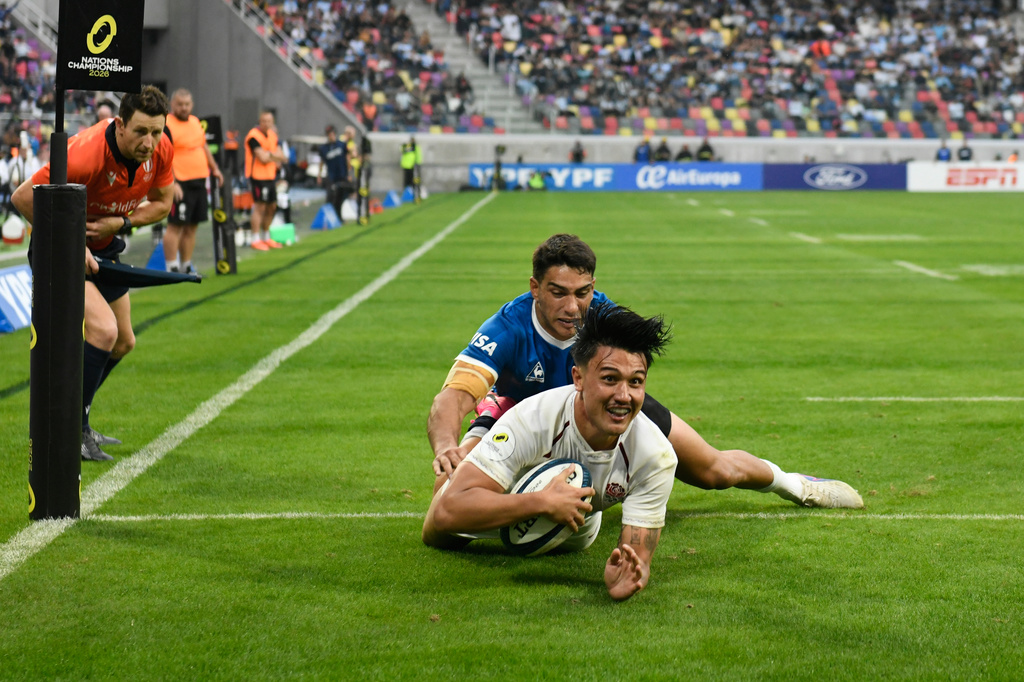 England's Marcus Smith scores a try as Argentina's Santiago Carreras tackles him during a Nations Championship rugby match in Santiago Del Estero, Argentina, Saturday, July 18, 2026. (AP Photo/Gustavo Garello)