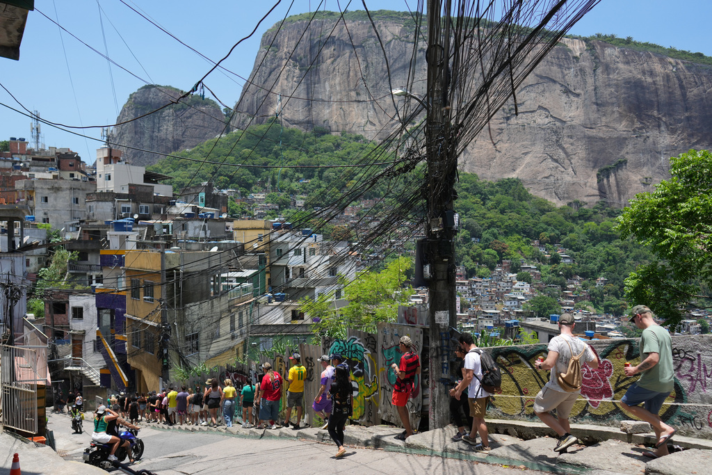 Tourists visit the Rocinha favela, as Rio de Janeiro recorded a record number of international tourists in 2025, Tuesday, Jan. 27, 2026. (AP Photo/Silvia Izquierdo)