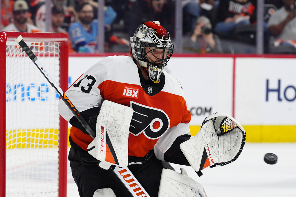 FILE - Philadelphia Flyers goaltender Samuel Ersson puts his glove out for a save during an NHL hockey game against the Montréal Canadiens, April 14, 2026, in Philadelphia. (AP Photo/Derik Hamilton, File)