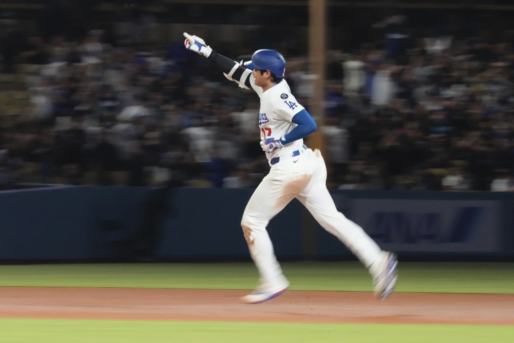 Los Angeles Dodgers' Shohei Ohtani heads to third after hitting a solo home run during the eighth inning of a baseball game against the Philadelphia Phillies, Tuesday, Sept. 16, 2025, in Los Angeles. (AP Photo/Mark J. Terrill)