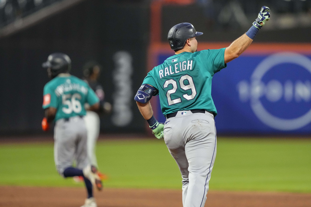 Seattle Mariners' Cal Raleigh (29) reacts after hitting a two-run home run during the third inning of a baseball game against the New York Mets, Friday, Aug. 15, 2025, in New York. (AP Photo/Yuki Iwamura)