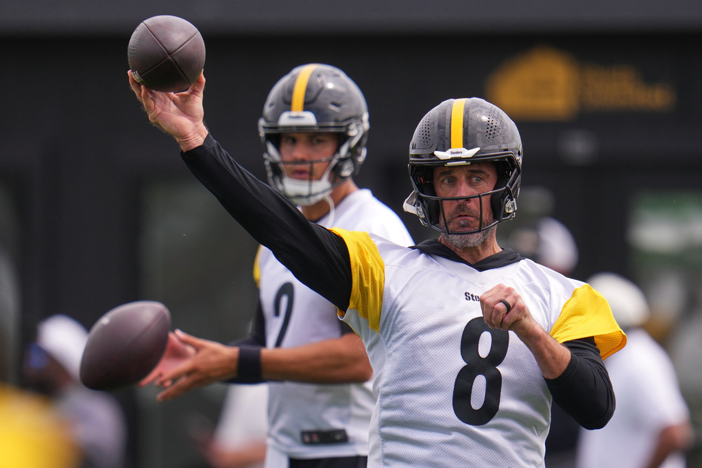 Pittsburgh Steelers quarterbacks Aaron Rodgers (8) and Mason Rudolph (2) run a drill during the NFL team's training camp in Latrobe, Pa., Saturday, Aug. 1, 2026. (AP Photo/Gene J. Puskar)