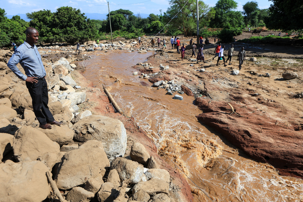 People inspect the scene of a landslide that killed scores in the hilly area of Chesongoch in Elgeyo Marakwet county, western Kenya, Sunday, Nov. 2, 2025. (AP Photo/Andrew Kasuku)