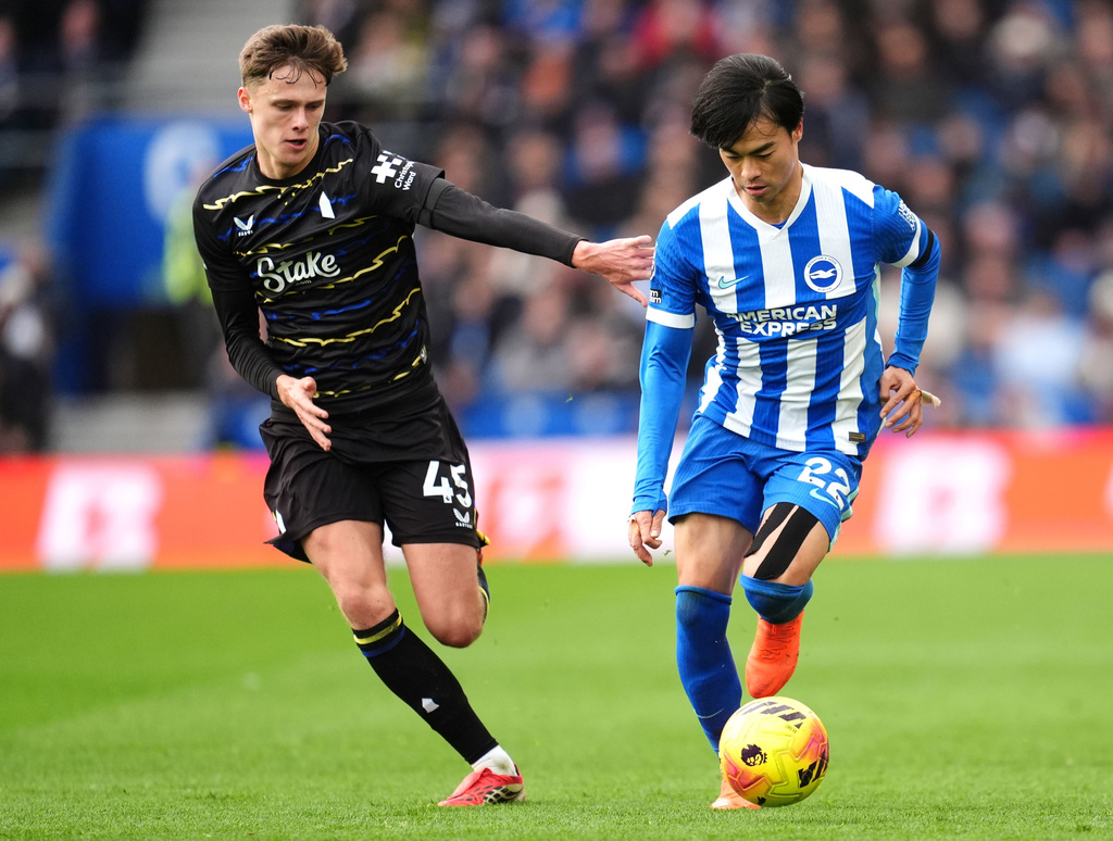 Everton's Harrison Armstrong, left, and Brighton's Kaoru Mitoma battle for the ball during the English Premier League soccer match between Brighton and Hove Albion and Everton in Brighton, England, Saturday, Jan. 31, 2026. (Adam Davy/PA via AP)