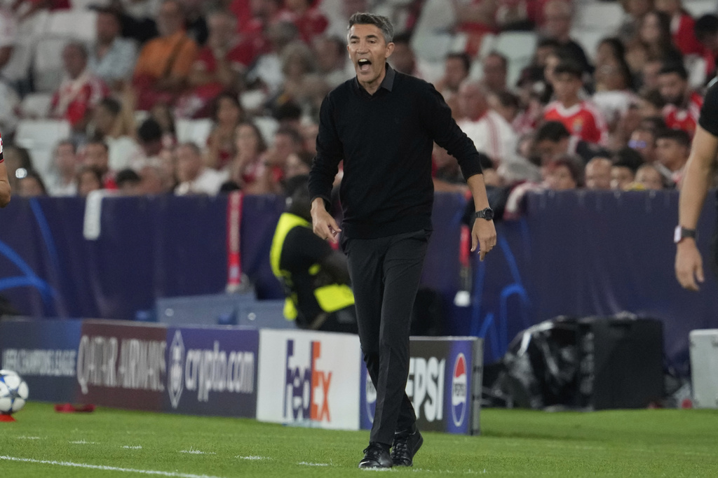 Benfica's head coach Bruno Lage gives instructions to his players during a Champions League opening phase soccer match between SL Benfica and Qarabag FK at the Luz stadium in Lisbon, Tuesday, Sept. 16, 2025. (AP Photo/Armando Franca)