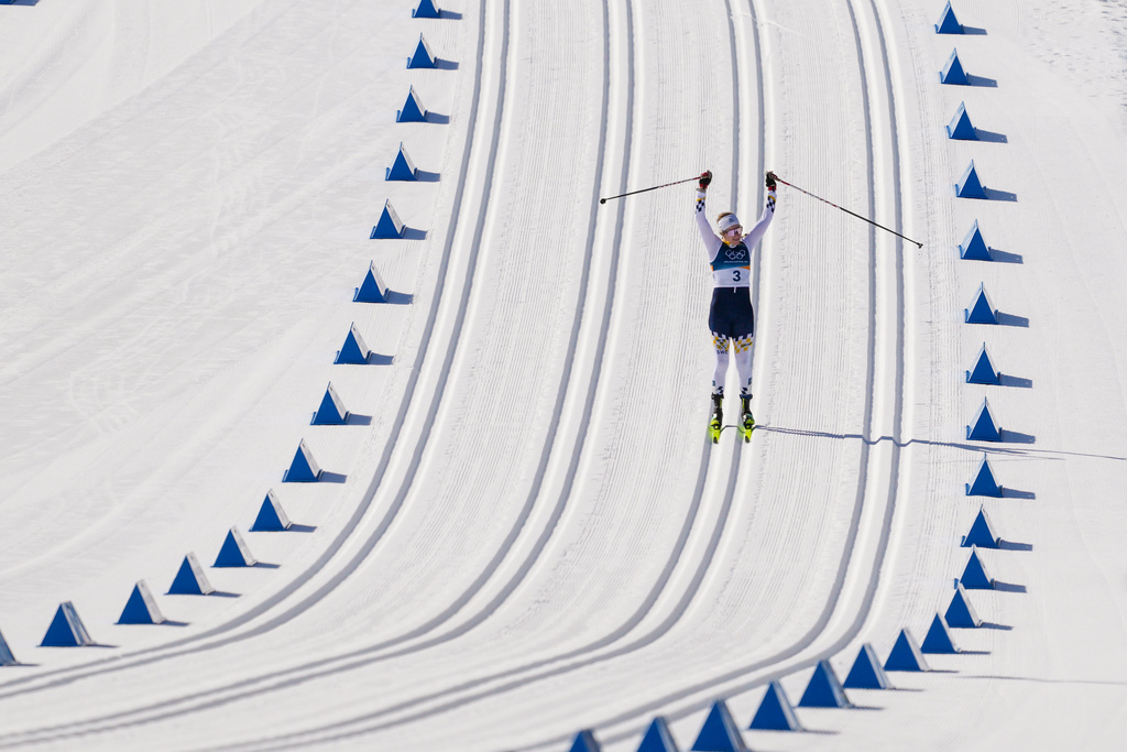 Ebba Andersson, of Sweden, approaches the finish line to win the gold medal in the cross country skiing women's 50km mass start classic at the 2026 Winter Olympics, in Tesero, Italy, Sunday, Feb. 22, 2026. (AP Photo/Evgeniy Maloletka)