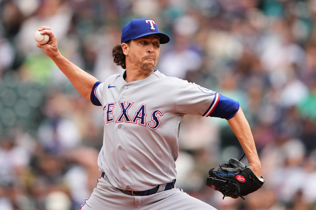 Texas Rangers starting pitcher Jacob deGrom throws Seattle Mariners during the sixth inning of a baseball game, Thursday, Sept. 10, 2026, in Seattle. (AP Photo/Lindsey Wasson)