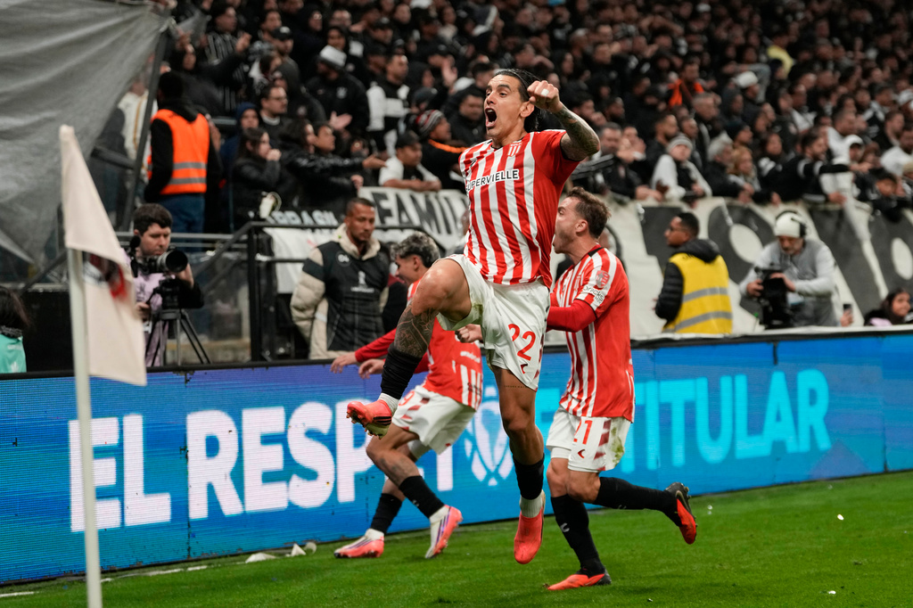 Alexis Castro of Argentina's Estudiantes de La Plata, center, celebrates after scoring his side's opening goal against Brazil's Corinthians during the second leg of a Copa Libertadores quarterfinal soccer match in Sao Paulo, Brazil, Wednesday, Sept. 16, 2026. (AP Photo/Andre Penner)