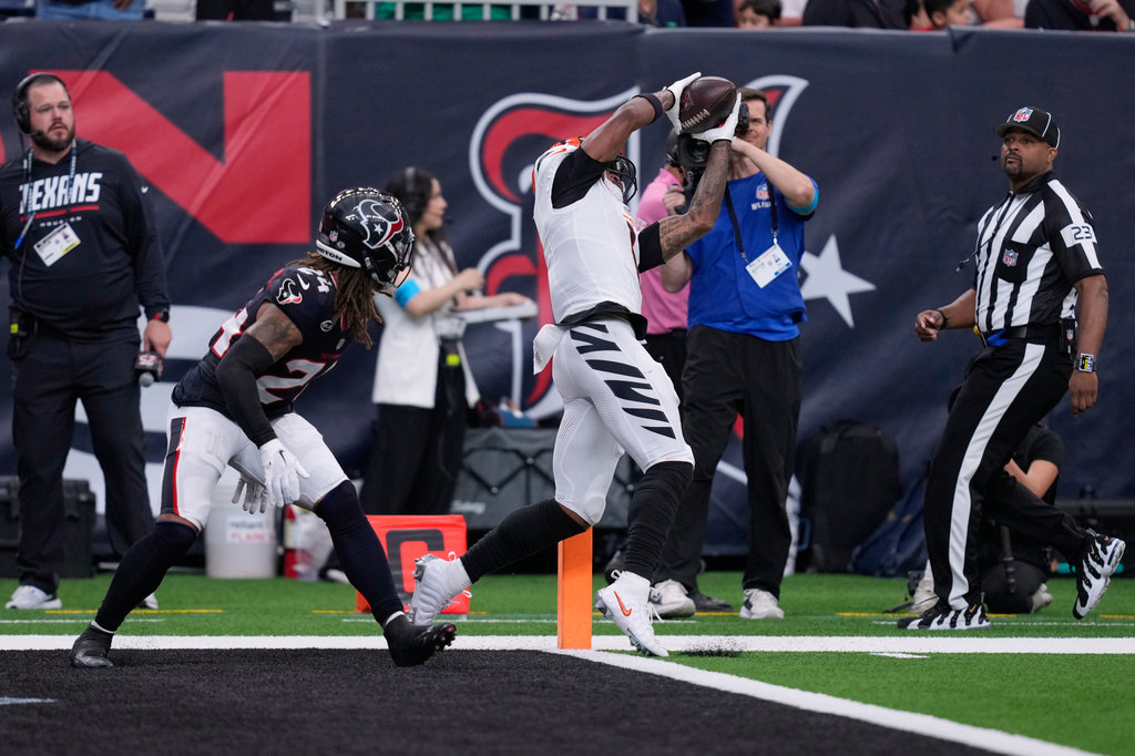 Cincinnati Bengals wide receiver Ja'marr Chase, right, catches a pass for a touchdown as Houston Texans cornerback Derek Stingley Jr., left, looks on during the first half of an NFL football game in Houston, Sunday, Sept. 20, 2026. (AP Photo/David J. Phillip)