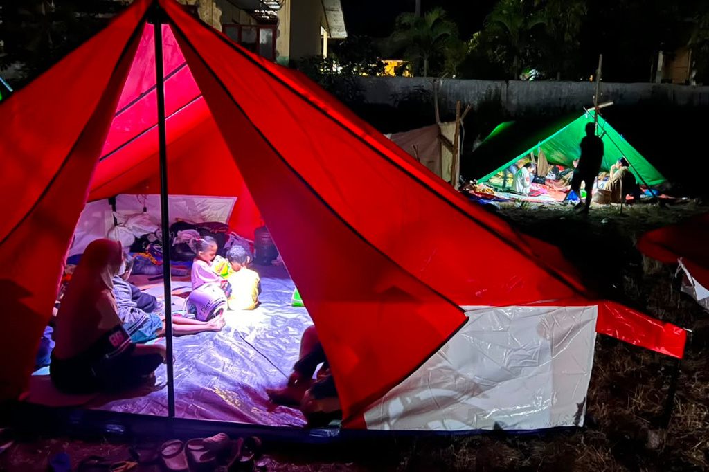 Earthquake survivors take shelter in tents in Reo, East Nusa Tenggara province, Indonesia, Monday, Aug. 17, 2026. (AP Photo/Dicky Bisinglasi)