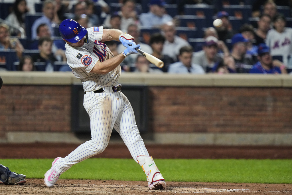 New York Mets' Pete Alonso hits a home run during the sixth inning of a baseball game against the Atlanta Braves Tuesday, Aug. 12, 2025, in New York. (AP Photo/Frank Franklin II)