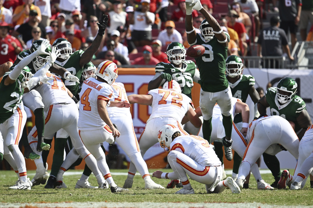 New York Jets defensive end Will McDonald IV (9) blocks a field goal by Tampa Bay Buccaneers kicker Chase McLaughlin (4) during the second half of an NFL football game Sunday, Sept. 21, 2025, in Tampa, Fla. (AP Photo/Jason Behnken)