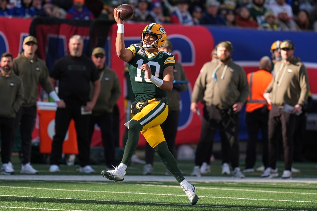 Green Bay Packers' Jordan Love throws during the first half of an NFL football game against the New York Giants Sunday, Nov. 16, 2025, in East Rutherford, N.J. (AP Photo/Seth Wenig)