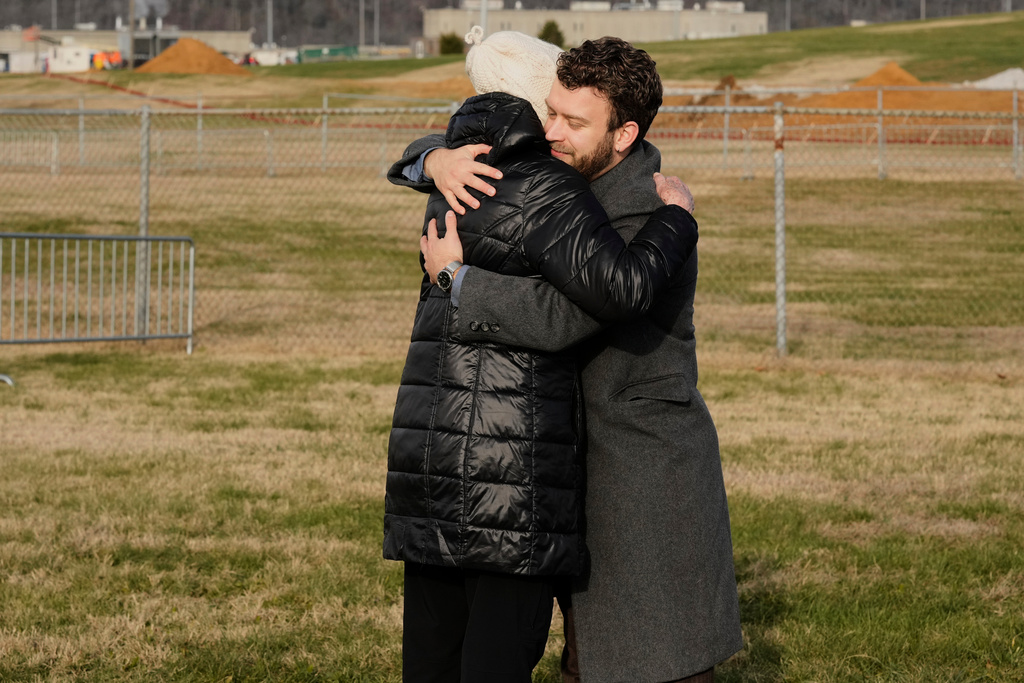 Bebe Harton, left, and Sam Shideler, right, hug in the area reserved for anti-death penalty demonstrators outside Riverbend Maximum Security Institution before the execution of Harold Wayne Nichols, Thursday, Dec. 11, 2025, in Nashville, Tenn. (AP Photo/George Walker IV)