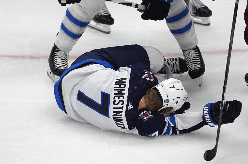Jets forward Namestnikov is taken to the hospital after a puck hit him in the face - Vimarsana News