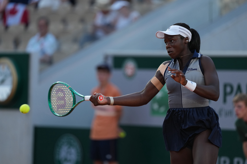 Victoria Mboko of Canada returns to Katerina Siniakova of the Czech Republic during their second round women's singles tennis match at the French Open tennis tournament in Paris, Thursday, May 28, 2026. (AP Photo/Thibault Camus)