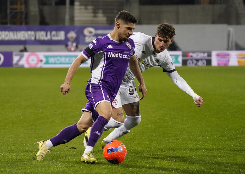 Fiorentina's Manor Solomon fight for the ball with Cagliari's Sebastiano Esposito during a Serie A soccer match between Cagliari and Fiorentina in Florence, Italy, on Saturday, Jan. 24, 2026. (Marco Bucco/LaPresse via AP)