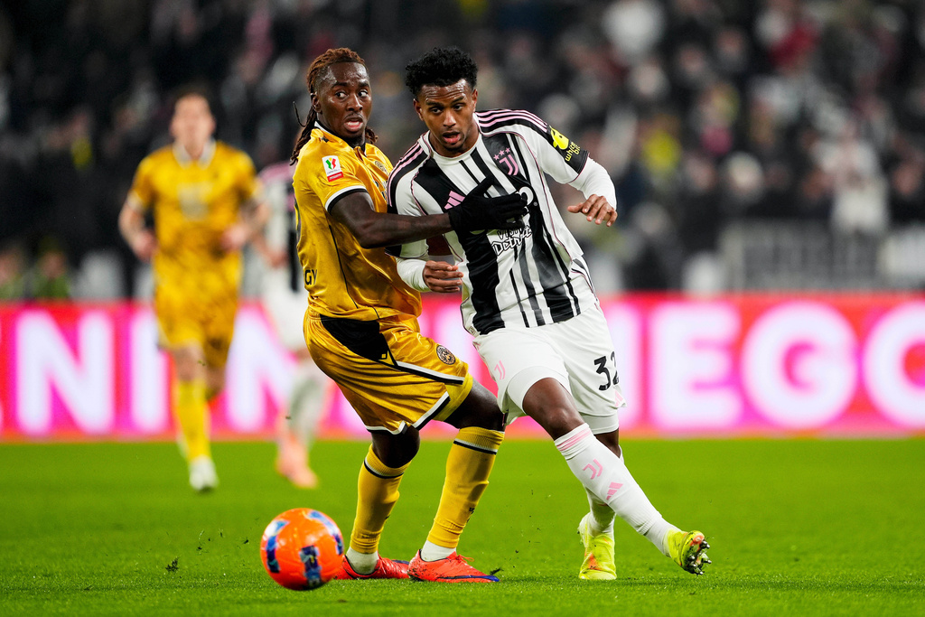Juventus's Juan Cabal, right, and Udinese's Jordan Zemura, left, challenge for the ball during the Italian soccer cup round of sixteen match between Juventus FC and Udinese in Turin, Italy , Dec. 2, 2025. (Fabio Ferrari/LaPresse via AP)