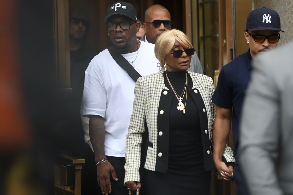 Janice Combs, center, exits Manhattan federal court after a hearing for her son, Sean "Diddy" Combs, Thursday, Sept. 25, 2025, in New York. (AP Photo/Heather Khalifa)