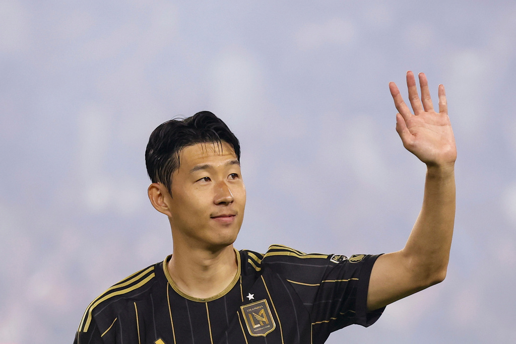 Los Angeles FC forward Son Heung-Min waves to the crowd before an MLS soccer match against San Diego FC, Sunday, Aug. 31, 2025, in Los Angeles, Calif. (AP Photo/Eric Thayer)