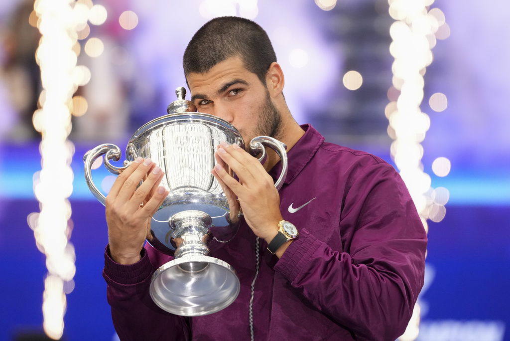 Carlos Alcaraz, of Spain, kisses the championship trophy after defeating Jannik Sinner, of Italy, in the men's singles final of the U.S. Open tennis championships, Sunday, Sept. 7, 2025, in New York. (AP Photo/Kirsty Wigglesworth)