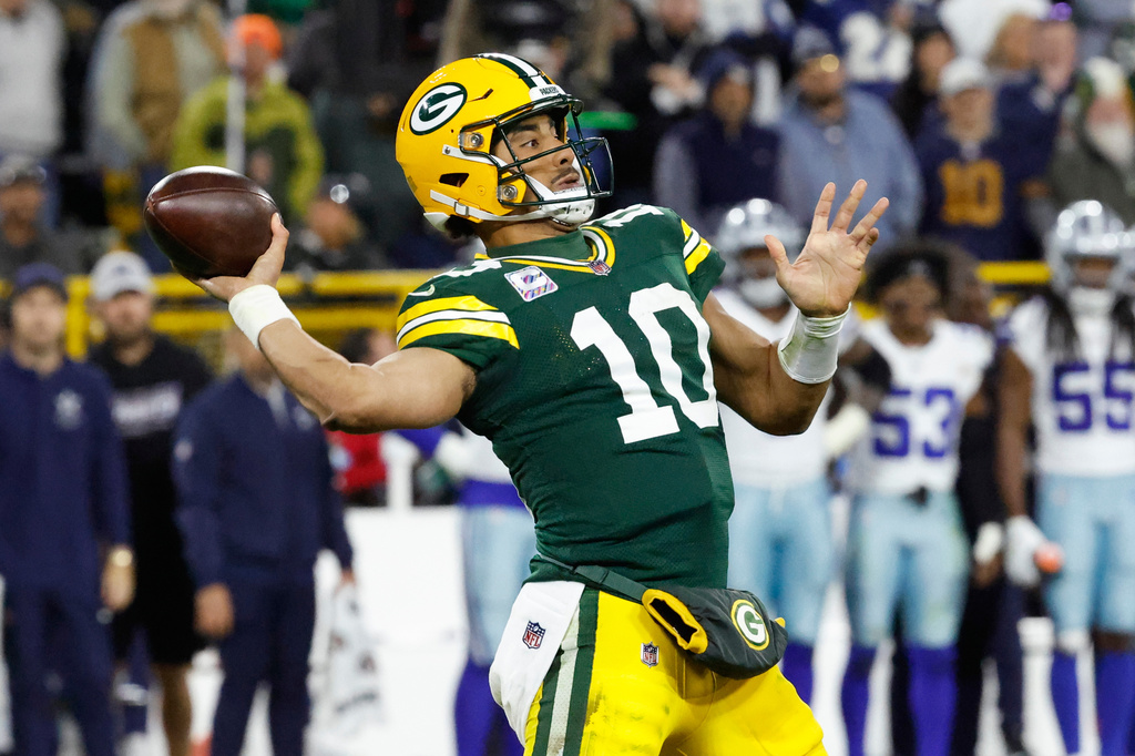 Green Bay Packers' Jordan Love throws during the first half of an NFL football game against the Dallas Cowboys in Green Bay, Wis., Sunday, Oct. 18, 2026. (AP Photo/Mike Roemer)