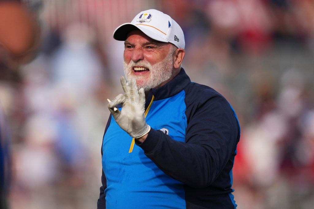 Europe's Jose Andres waves on the first hole during the celebrity Ryder Cup golf tournament, Wednesday, Sept. 24, 2025, on the Bethpage Black golf course, in Farmingdale, N.Y. (AP Photo/Matt Slocum)