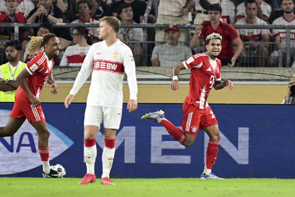 Bayern's Luis Díaz, right, celebrates after scoring a goal during the German Supercup final soccer match between VfB Stuttgart and Bayern Munich in Stuttgart, Germany, Saturday, Aug. 16, 2025. (Bernd Weissbrod/dpa via AP)