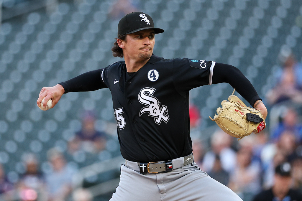 Chicago White Sox starting pitcher Davis Martin delivers against the Minnesota Twins during the first inning of a baseball game, Tuesday, June 2, 2026, in Minneapolis. (AP Photo/Matt Krohn)