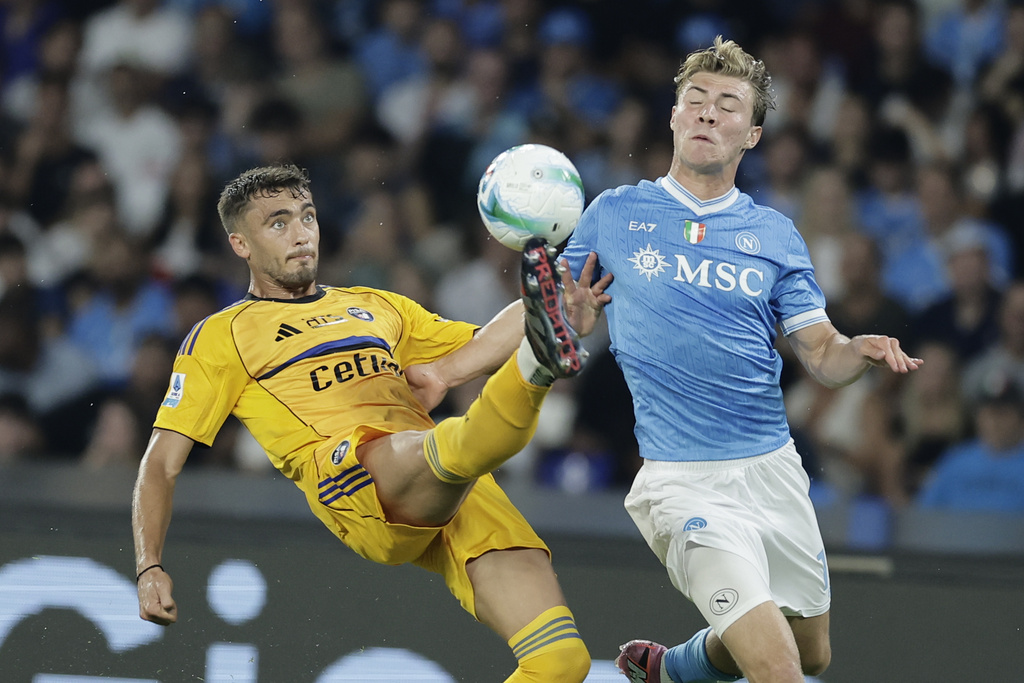 Pisa's Antonio Caracciolo, left, and Napoli's Rasmus Højlund fight for the ball during the Italian Serie A soccer match between Napoli and Pisa at the Diego Armando Maradona Stadium in Naples, Italy, Monday, Sept. 22, 2025. (Alessandro Garofalo/LaPresse via AP)