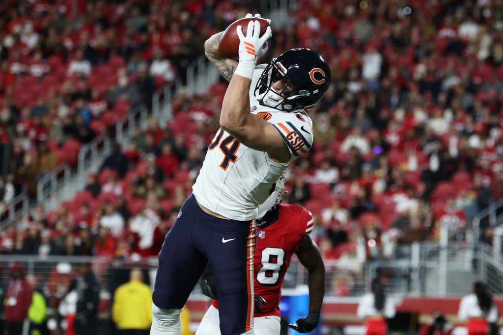 Chicago Bears tight end Colston Loveland, top, catches a touchdown pass in front of San Francisco 49ers linebacker Tatum Bethune during the first half of an NFL football game in Santa Clara, Calif., Sunday, Dec. 28, 2025. (AP Photo/Jed Jacobsohn)
