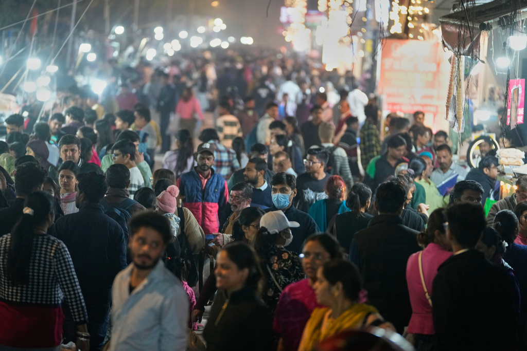 People crowd a marketplace in New Delhi, India, Tuesday, Nov. 18, 2025. (AP Photo/Manish Swarup)