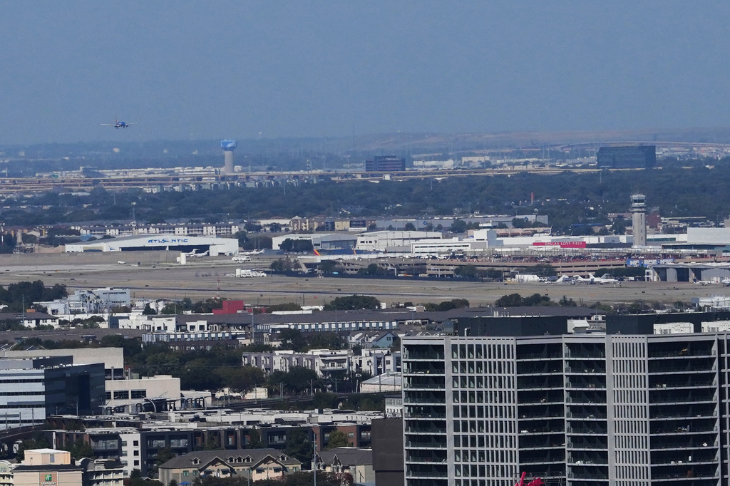 Southwest Airlines Flight SWA4331, traveling from New York's LaGuardia Airport, makes its final approach onto Dallas Love Field Airport Thursday, Nov. 6, 2025, in Dallas. (AP Photo/Julio Cortez)