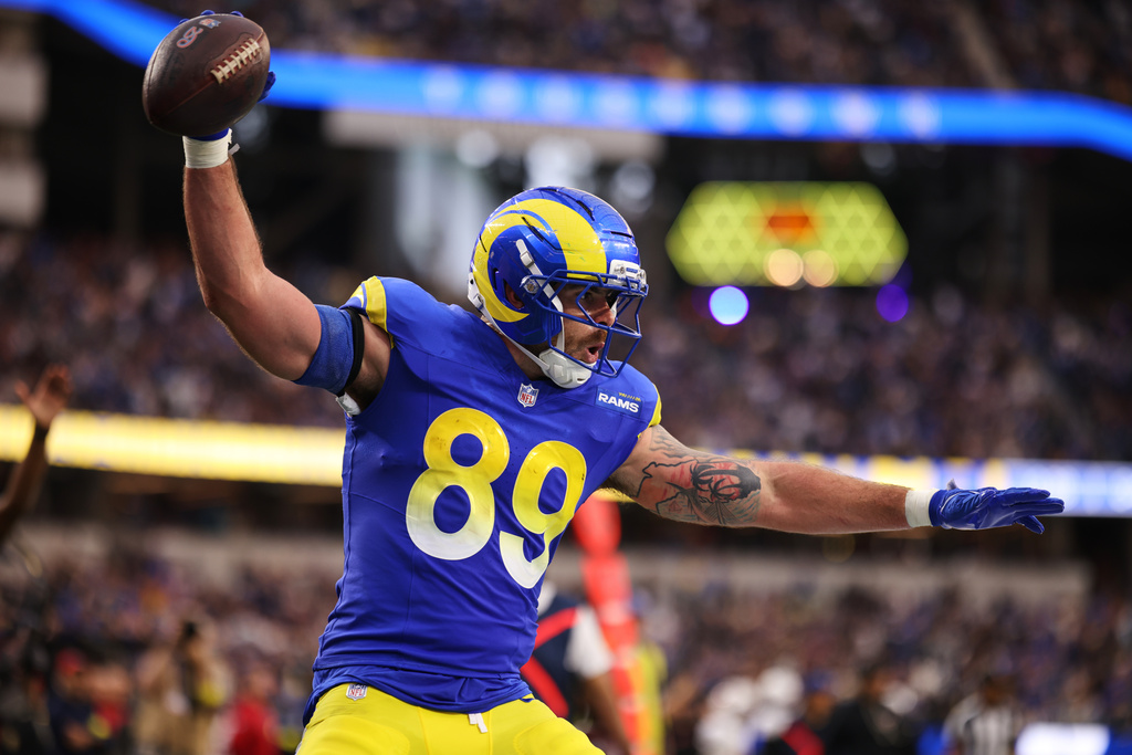 Los Angeles Rams tight end Tyler Higbee (89) celebrates after scoring a touchdown during the second half of an NFL football game against the Arizona Cardinals, Sunday, Jan. 4, 2026, in Inglewood, Calif. (AP Photo/Jessie Alcheh)
