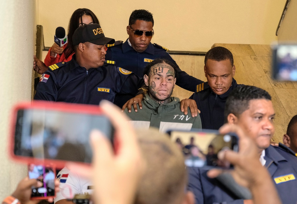FILE - Rapper Daniel Hernandez, known as Tekashi 6ix9ine, is escorted by police as he arrives to appear at court, Palace of Justice, in Santo Domingo, Dominican Republic, Thursday, Jan. 25, 2024. (AP Photo/Ricardo Hernandez, File)