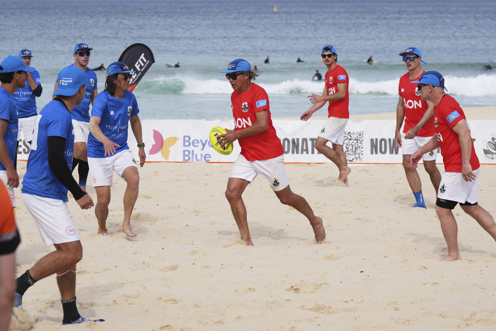 A player runs the ball up during a world record attempt for a game of beach touch rugby on Bondi Beach in Sydney, Australia, Thursday, Sept. 4, 2025. (AP Photo/Mark Baker)