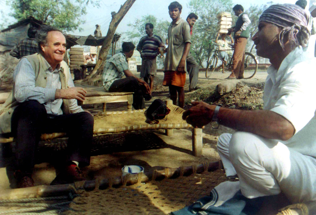 FILE - Former BBC journalist in India Mark Tully, left, chats with a truck-driver at a highway teashop in Dankuni, 20 kilometers (13 miles) northwest of Calcutta, India, Monday, Feb. 18, 2002. (AP Photo/Nilayan Dutta,File)