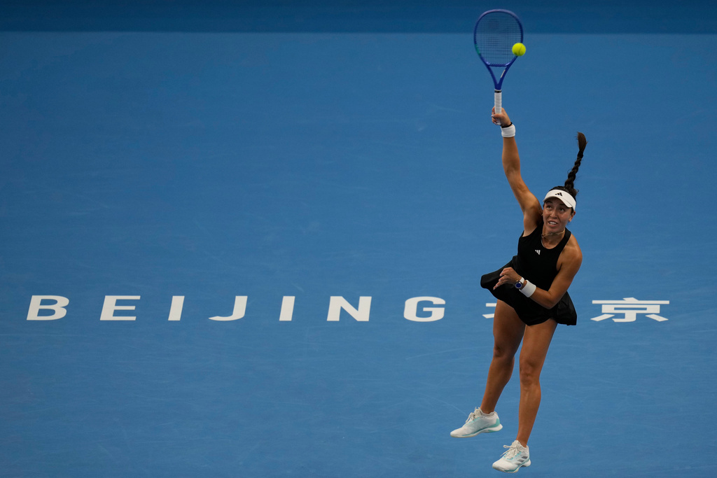 Jessica Pegula of the United States returns a shot from compatriot Emma Navarro in a women's singles quarterfinal match of the China Open tennis tournament in Beijing, China, Friday, Oct. 3, 2025. (AP Photo/Ng Han Guan)