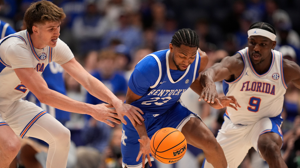 Kentucky forward Mouhamed Dioubate (23) and Florida center Rueben Chinyelu (9) vie for a loose ball during the first half of an NCAA college basketball game in the quarterfinal round of the Southeastern Conference tournament, Friday, March 13, 2026, in Nashville, Tenn. (AP Photo/George Walker IV)