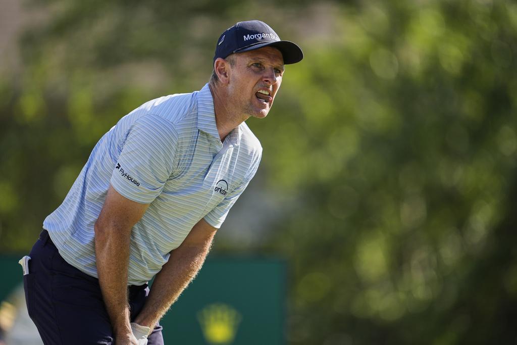 Justin Rose, of England, reacts to his tee shot on the 18th hole during the third round of the St. Jude Championship golf tournament Saturday, Aug. 9, 2025, in Memphis, Tenn. (AP Photo/George Walker IV)