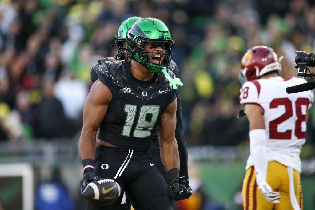 Oregon tight end Kenyon Sadiq (18) celebrates after his touchdown during the second half of an NCAA college football game against Southern California, Saturday, Nov. 22, 2025, in Eugene, Ore. (AP Photo/Lydia Ely)