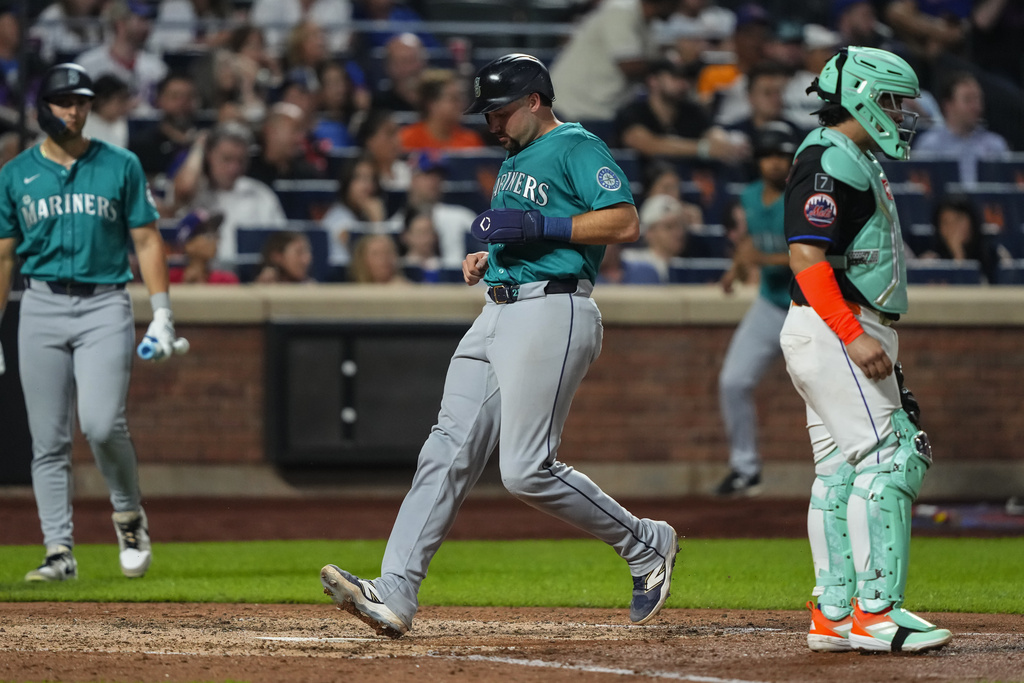 Seattle Mariners' Cal Raleigh (29) scores during the seventh inning of a baseball game against the New York Mets, Friday, Aug. 15, 2025, in New York. (AP Photo/Yuki Iwamura)