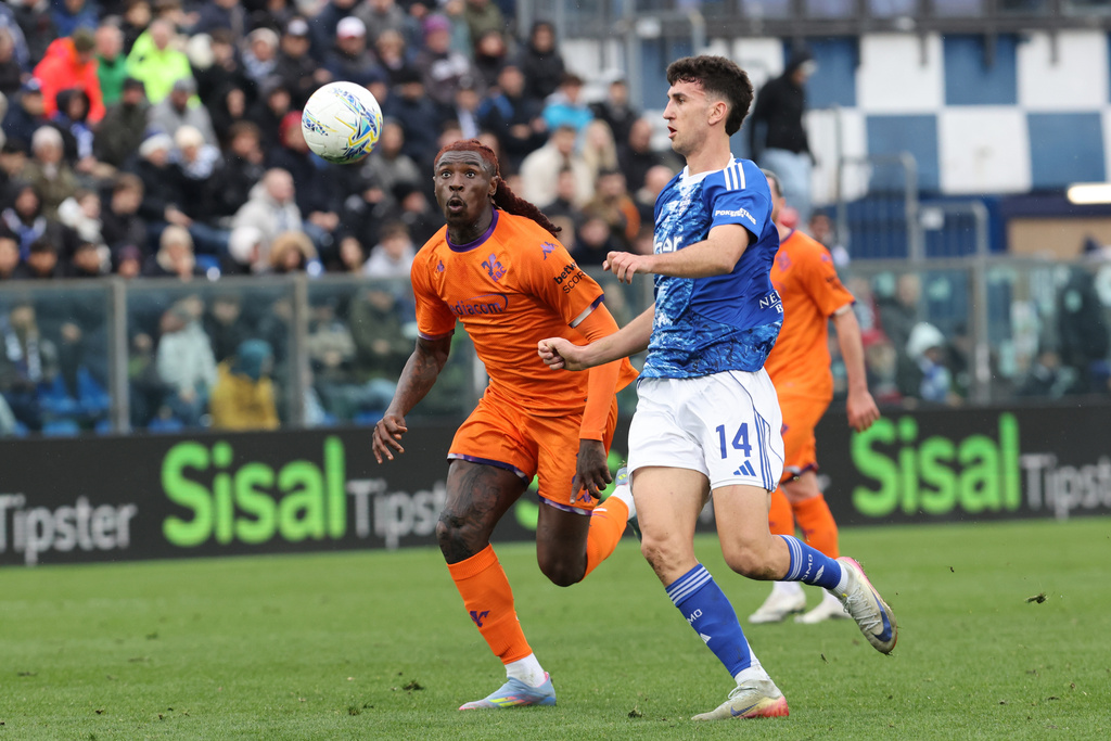 Como's Jacobo Ramon and Fiorentina's Moise Kean, left, in action during the Serie A soccer match between Como and Fiorentina, in Como, Italy, Saturday Feb. 14, 2026. (Antonio Saia/LaPresse via AP)