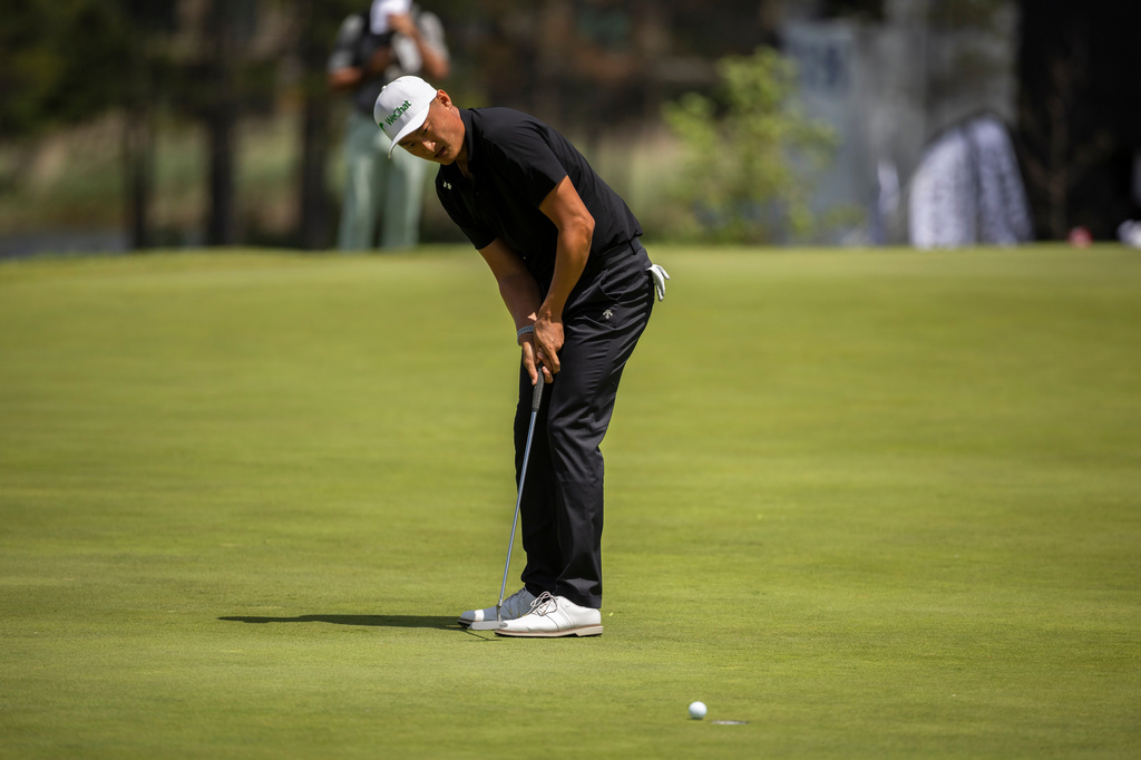 China's Haotong Li putts on the ninth hole during the second round of the RBC Canadian Open in Caledon, Ont., on Friday, June 12, 2026. (Nick Iwanyshyn/The Canadian Press via AP)