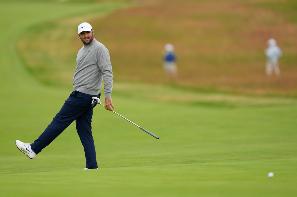 Scottie Scheffler reacts after missing a putt on the third hole during the first round of the U.S. Open golf tournament at Shinnecock Hills Golf Club in Southampton, N.Y., Thursday, June 18, 2026.(AP Photo/David J. Phillip)